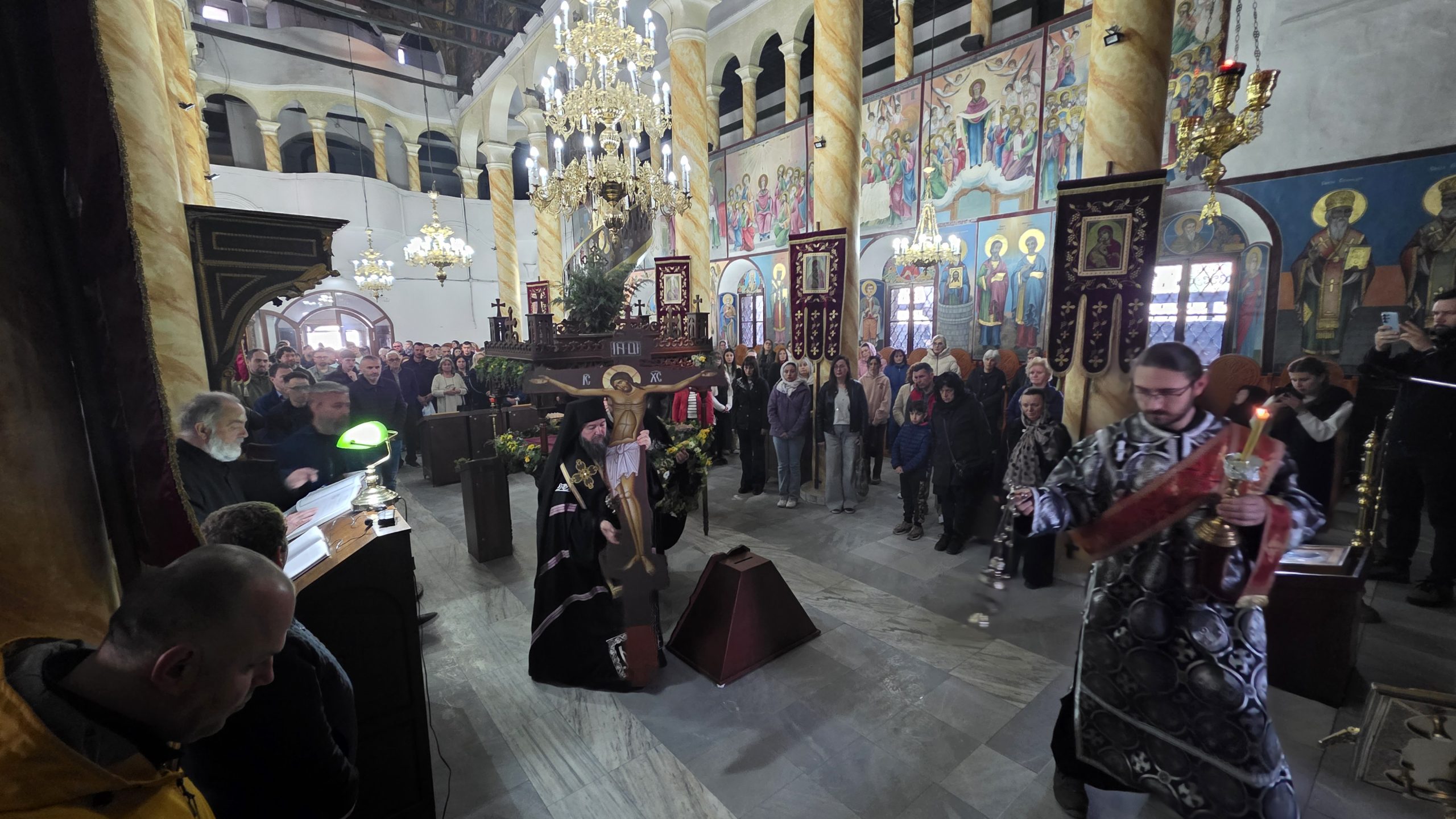 Царски часови и Вечерна богослужба на Велики петок во Куманово