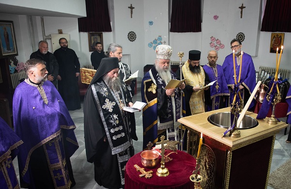 ЗАПОЧНА СВЕШТЕНИОТ ЧИН НА МИРОВАРЕНИЕ